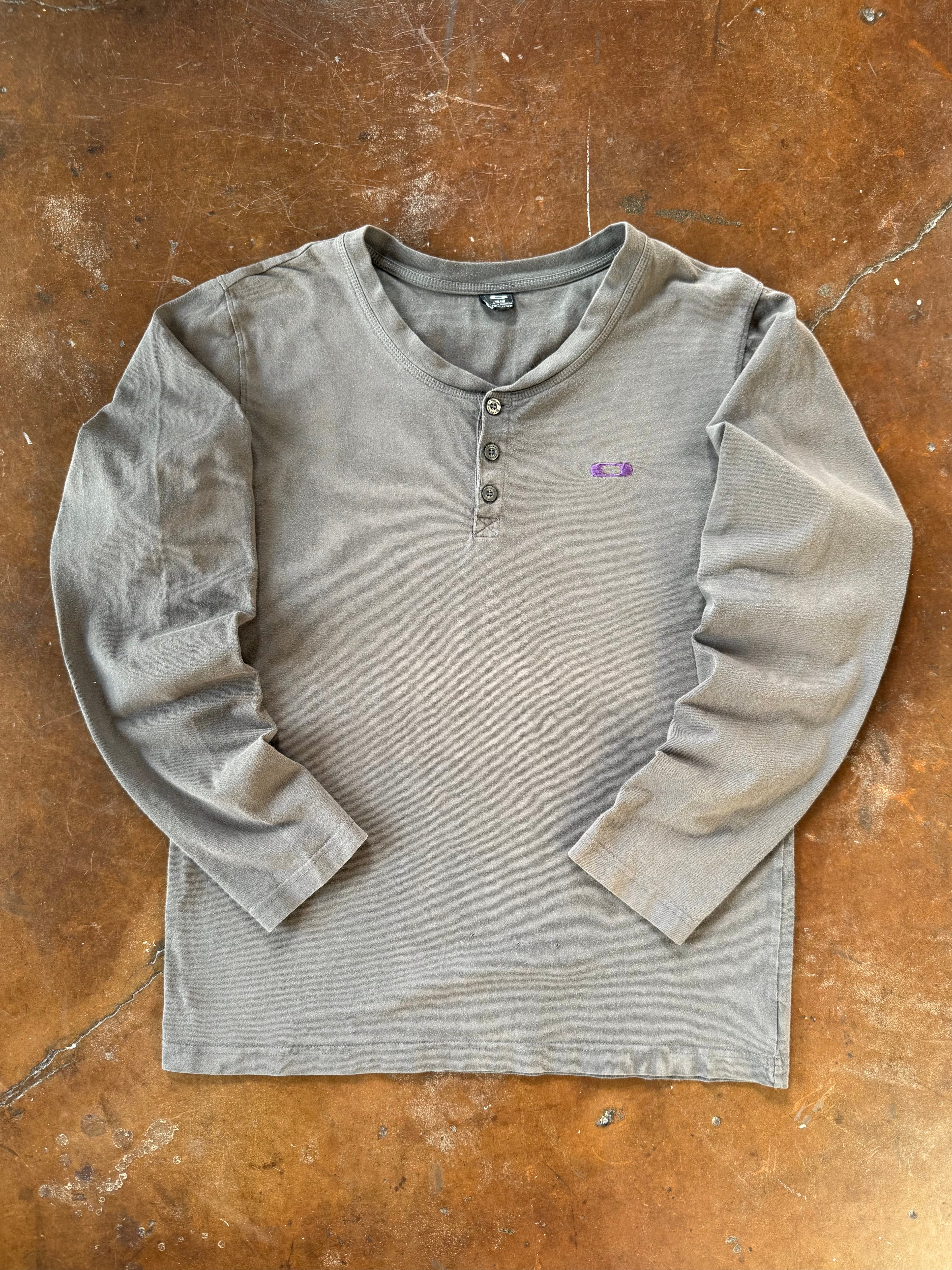 2000s Oakley henley longsleeve shirt (MEDIUM)