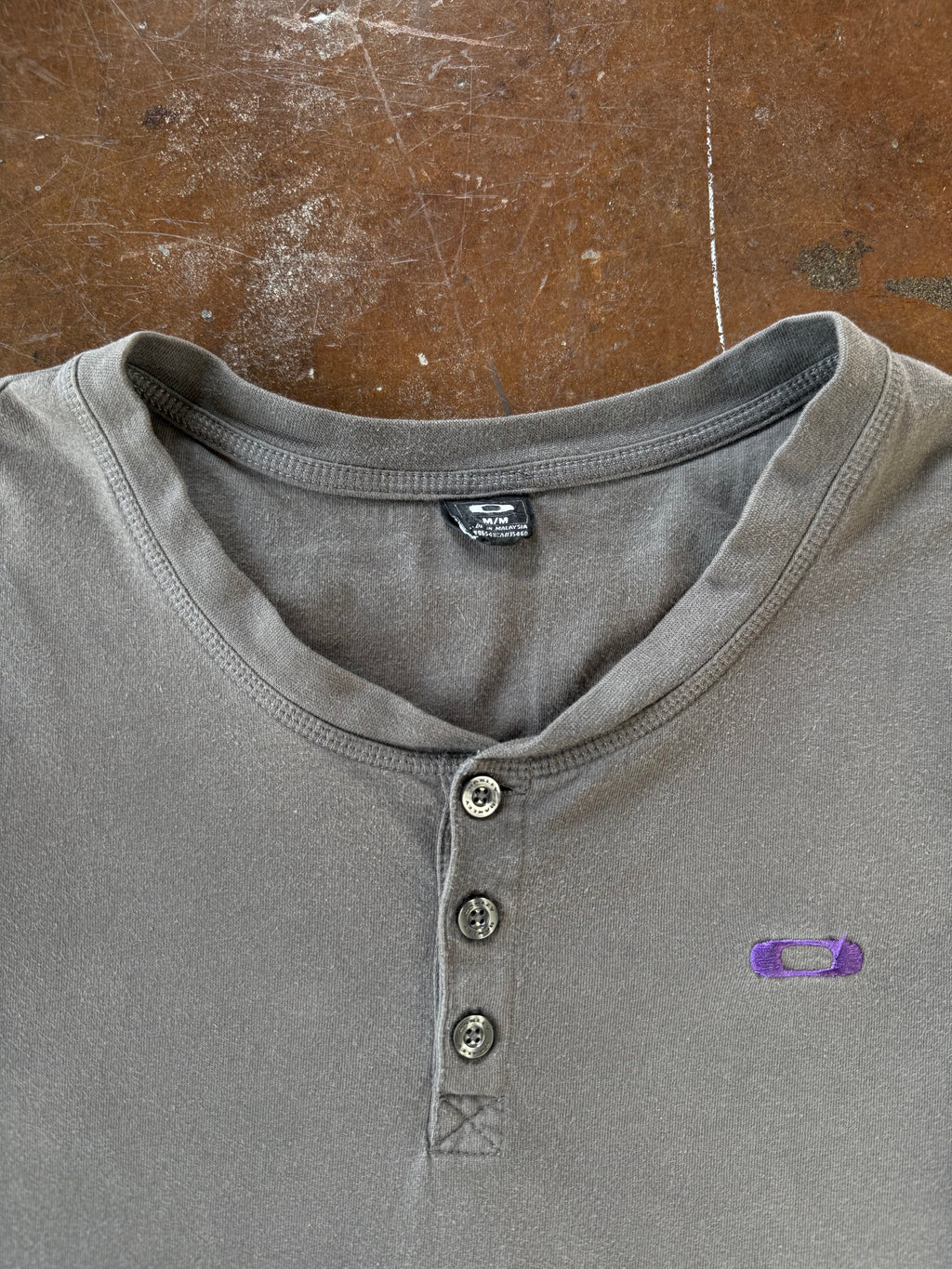 2000s Oakley henley longsleeve shirt (MEDIUM)