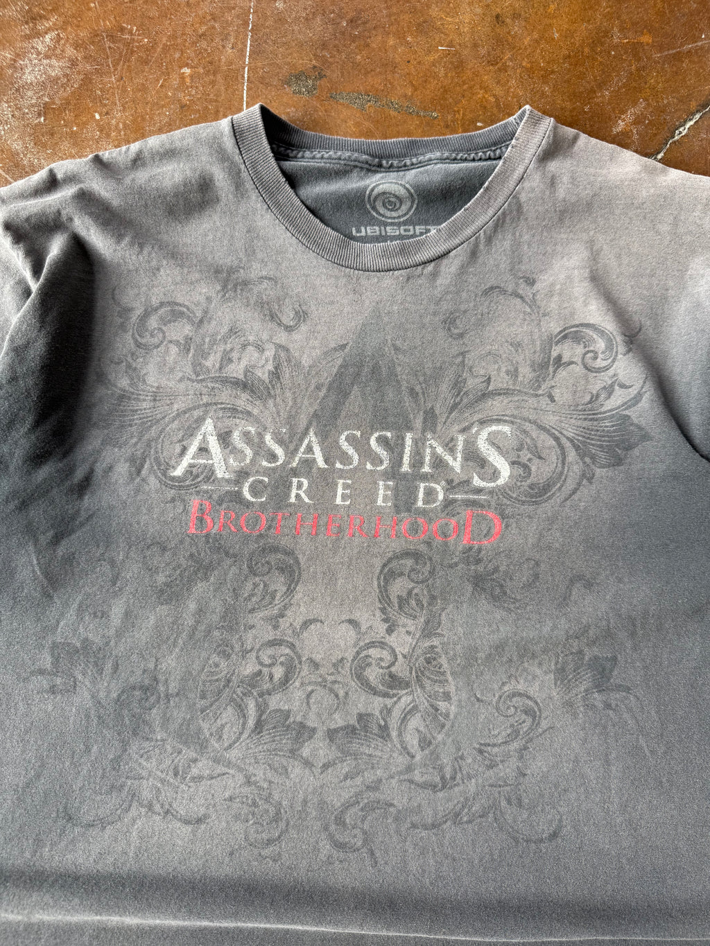 2000s faded Assassin's Creed "brotherhood" video game shirt (LARGE)