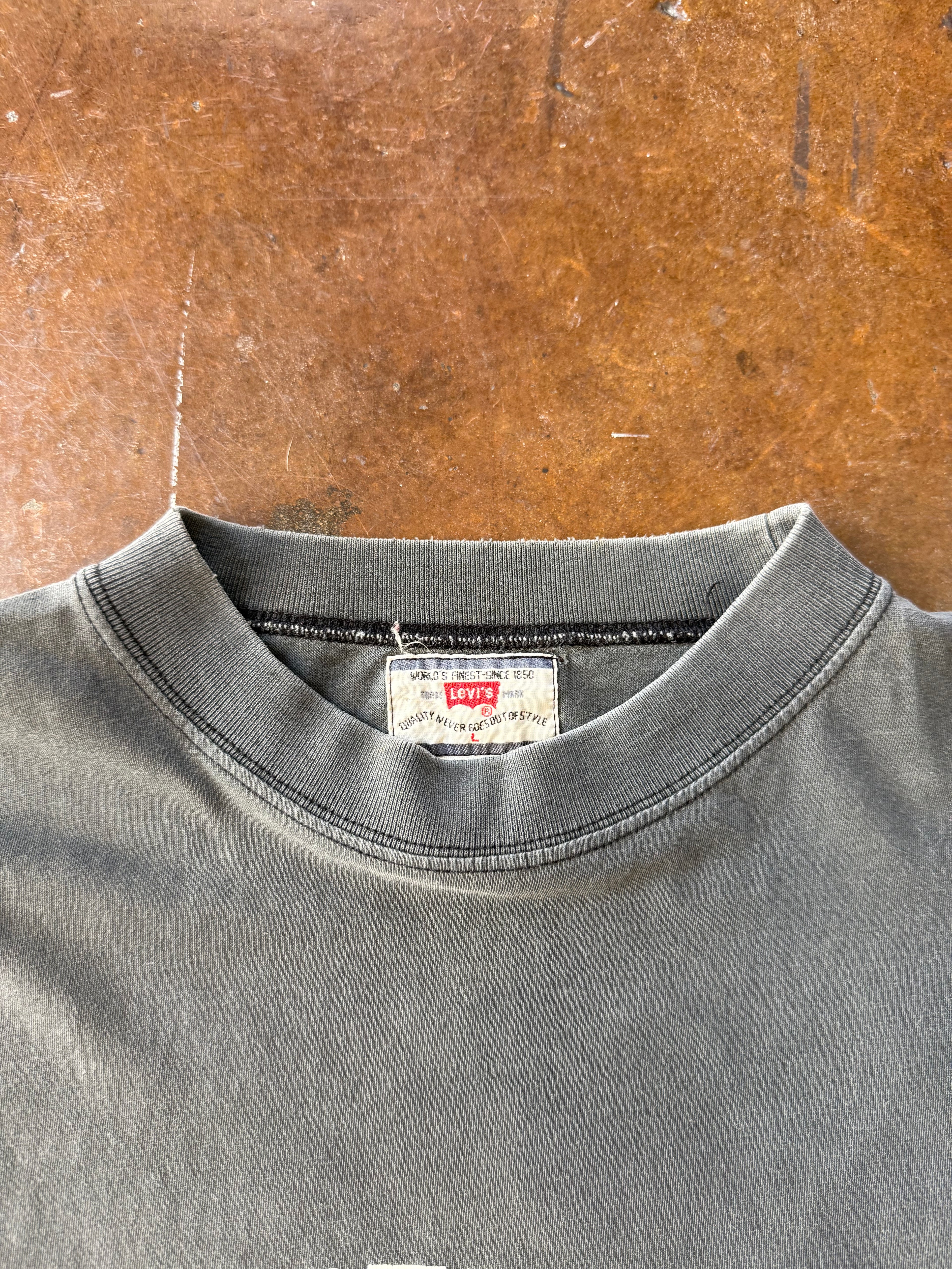 90s lightly distressed Levi's Strauss logo shirt (LARGE)